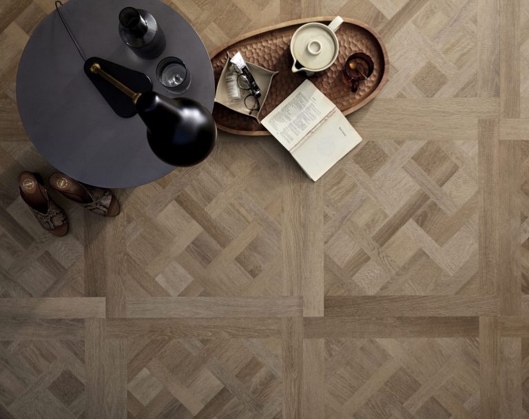 Versailles dryback PVC