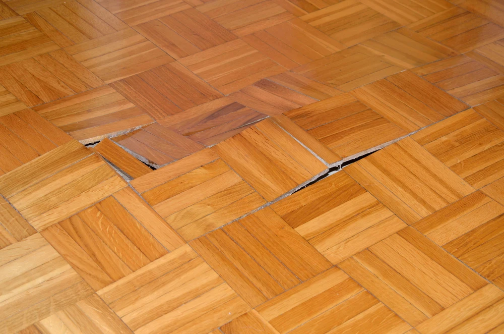 Waterschade houten vloer door lekkage