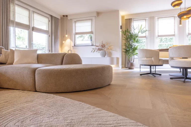Bank en vloerkleed op een lichte houten Hongaarse punt vloer, project Reeshof