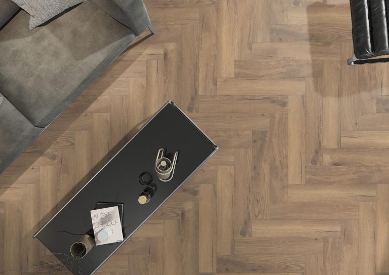 visgraat laminat in woonkamer van bovenaf