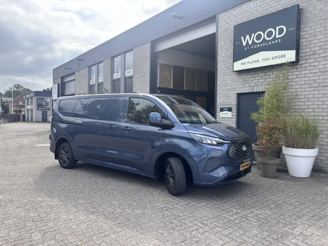 Bus van Wood by Vorselaars voor de werkplaats in Tilburg