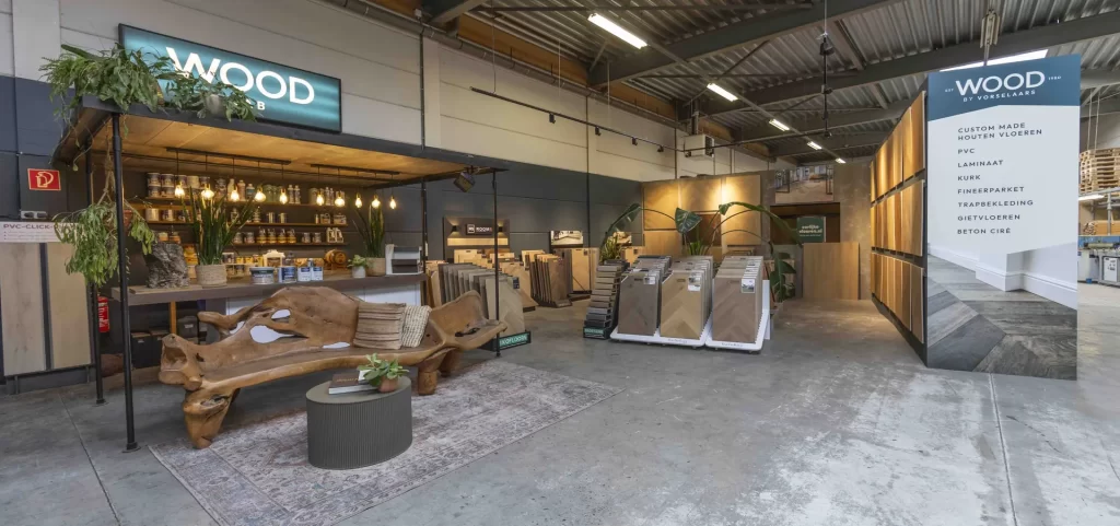 Het Wood Lab in de showroom met houten bank en rekken vol vloerstalen